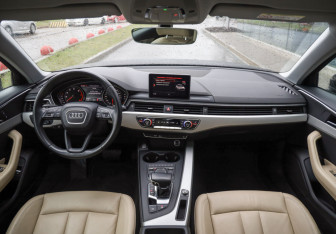 Подержанный автомобиль Audi A4 Sedan 2019 года (12 фото)