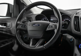Подержанный автомобиль Ford Kuga 2018 года (16 фото)