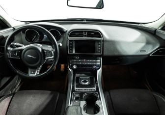Подержанный автомобиль Jaguar XE 2016 года (13 фото)