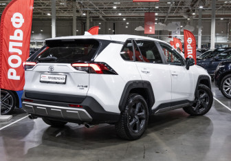 Подержанный автомобиль Toyota RAV4 2022 года (12 фото)
