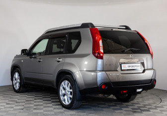 Подержанный автомобиль Nissan X-Trail 2011 года (7 фото)