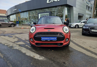 Подержанный автомобиль MINI Hatch 2020 года (2 фото)