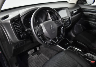 Подержанный автомобиль Mitsubishi Outlander 2018 года (9 фото)