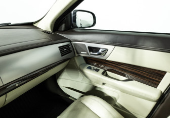 Подержанный автомобиль Jaguar XF Sedan 2009 года (17 фото)