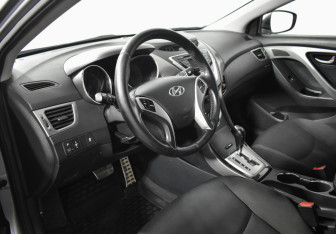 Подержанный автомобиль Hyundai Elantra Sedan 2011 года (9 фото)