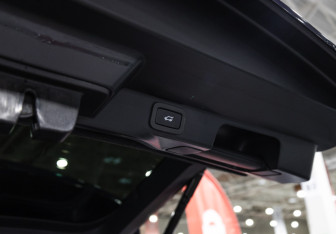 Подержанный автомобиль Land Rover Range Rover Sport 2016 года (31 фото)