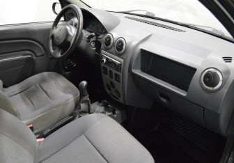 Подержанный автомобиль Renault Logan Sedan 2008 года (12 фото)