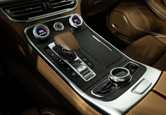 Подержанный автомобиль Hongqi H9 2023 года (17 фото)