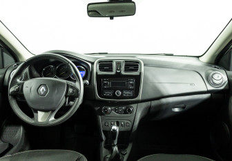 Подержанный автомобиль Renault Sandero 2017 года (13 фото)