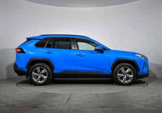Подержанный автомобиль Toyota RAV4 2021 года (4 фото)