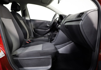 Подержанный автомобиль Volkswagen Polo Sedan 2011 года (17 фото)