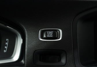 Подержанный автомобиль Volvo V60 Cross Country 2016 года (18 фото)