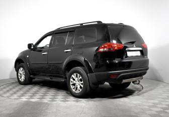 Подержанный автомобиль Mitsubishi Pajero Sport 2013 года (7 фото)