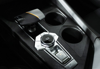 Подержанный автомобиль Changan UNI-V 2023 года (16 фото)