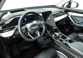 Подержанный автомобиль Geely Atlas 2024 года (11 фото)