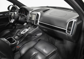 Подержанный автомобиль Porsche Cayenne 2015 года (12 фото)