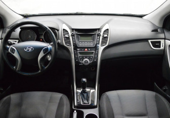 Подержанный автомобиль Hyundai i30 Hatchback 2016 года (14 фото)