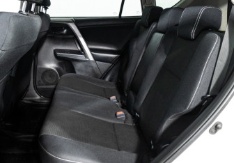 Подержанный автомобиль Toyota RAV4 2017 года (10 фото)