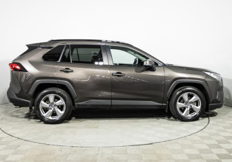 Подержанный автомобиль Toyota RAV4 2020 года (4 фото)