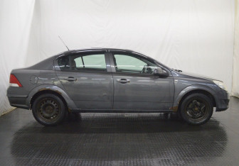 Подержанный автомобиль Opel Astra Sedan 2011 года (4 фото)