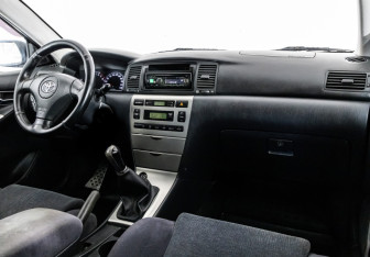 Подержанный автомобиль Toyota Corolla Hatchback 2002 года (9 фото)