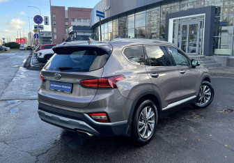 Подержанный автомобиль Hyundai Santa Fe 2019 года (6 фото)