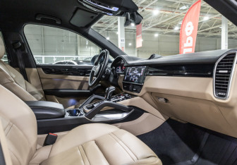 Подержанный автомобиль Porsche Cayenne 2018 года (23 фото)