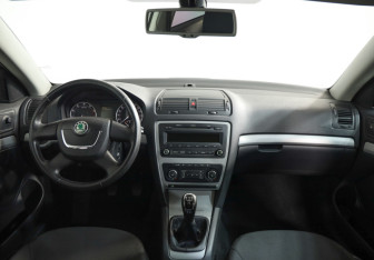 Подержанный автомобиль Skoda Octavia Liftback 2012 года (9 фото)