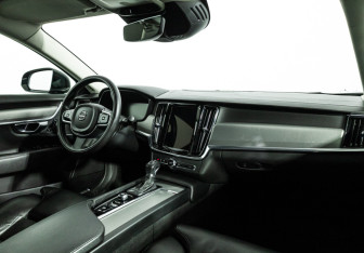 Подержанный автомобиль Volvo S90 2020 года (9 фото)