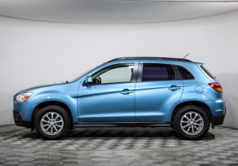 Подержанный автомобиль Mitsubishi ASX 2011 года (8 фото)