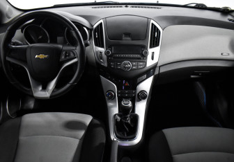 Подержанный автомобиль Chevrolet Cruze Sedan 2014 года (15 фото)
