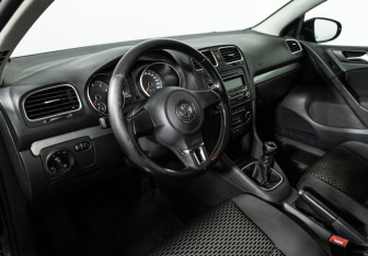 Подержанный автомобиль Volkswagen Golf Hatchback 2010 года (11 фото)