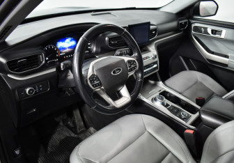 Подержанный автомобиль Ford Explorer 2021 года (9 фото)