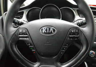 Подержанный автомобиль Kia Ceed Hatchback 2016 года (15 фото)