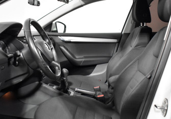 Подержанный автомобиль Skoda Octavia Liftback 2014 года (10 фото)