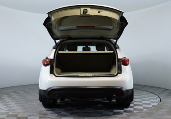 Подержанный автомобиль Infiniti QX70 2013 года (7 фото)