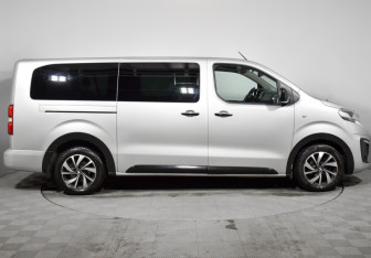 Подержанный автомобиль Peugeot Traveller 2018 года (4 фото)