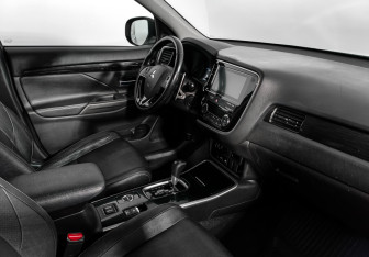 Подержанный автомобиль Mitsubishi Outlander 2017 года (14 фото)