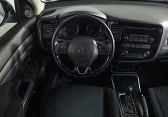 Подержанный автомобиль Mitsubishi Outlander 2018 года (10 фото)