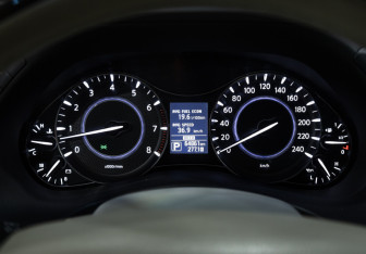Подержанный автомобиль Infiniti QX80 2014 года (20 фото)