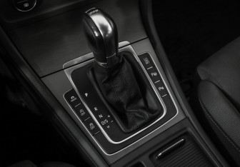 Подержанный автомобиль Volkswagen Golf Hatchback 2013 года (17 фото)