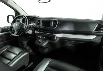 Подержанный автомобиль Peugeot Traveller 2019 года (9 фото)