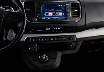 Подержанный автомобиль Peugeot Traveller 2020 года (12 фото)