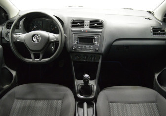 Подержанный автомобиль Volkswagen Polo Sedan 2015 года (14 фото)