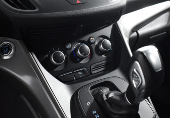 Подержанный автомобиль Ford Kuga 2015 года (17 фото)