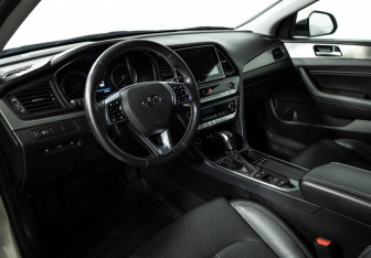 Подержанный автомобиль Hyundai Sonata 2017 года (11 фото)