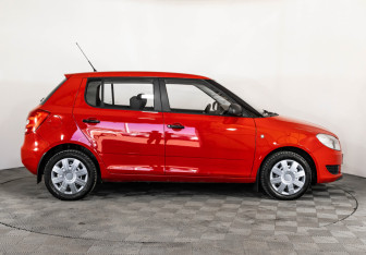 Подержанный автомобиль Skoda Fabia Hatchback 2010 года (4 фото)