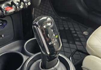 Подержанный автомобиль MINI Hatch 2020 года (16 фото)