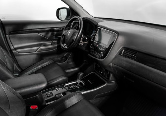 Подержанный автомобиль Mitsubishi Outlander 2017 года (14 фото)