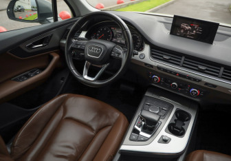 Подержанный автомобиль Audi Q7 2016 года (12 фото)